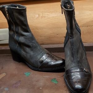 Elegant Gray Ankle Boots with Zipper Detail